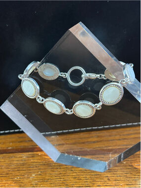 Women's Silver tone mother of pearl Oval Link Bracelet One Size